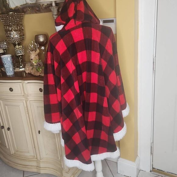 Warm & Cozy red buffalo oversized hooded poncho one size fits most - Picture 5 of 5